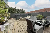 EG - Holzdeckterrasse mit Pool