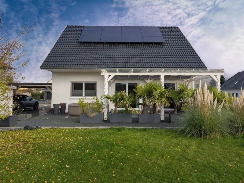 Ansicht Garten / Terrasse - Haus kaufen in Helmstedt - Modernes energieeffizientes Einfamilienhaus mit Doppelcarport in Emmerstedt