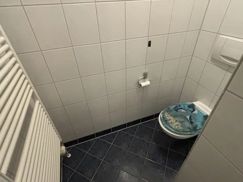 WC mit Handtuchheizkörper