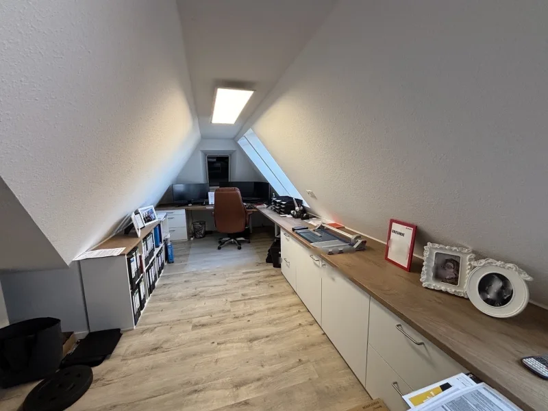 Büro mit Velux Fenstern im DG