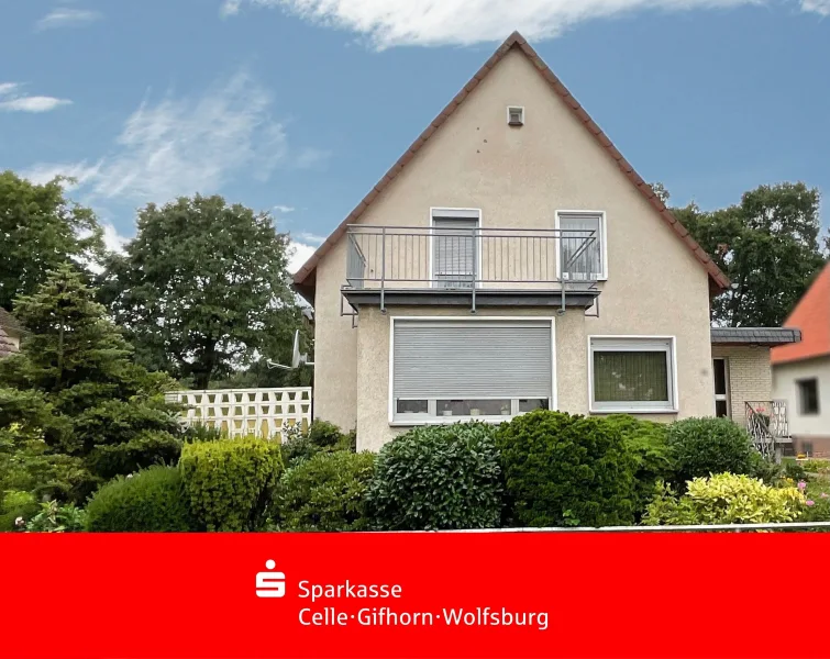 Straßenansicht - Haus kaufen in Wolfsburg - Potenzial für eigene Vorstellungen!