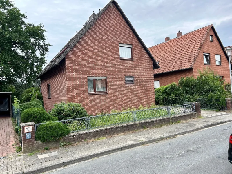 Straßenansicht Bild 2 - Haus kaufen in Celle - Attraktive und ruhige Wohnlage mit idealer Anbindung