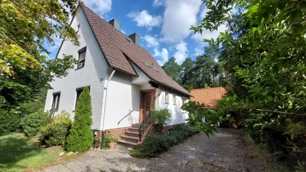 Straßenansicht - Haus kaufen in Nienhagen - attraktive Wohnlage