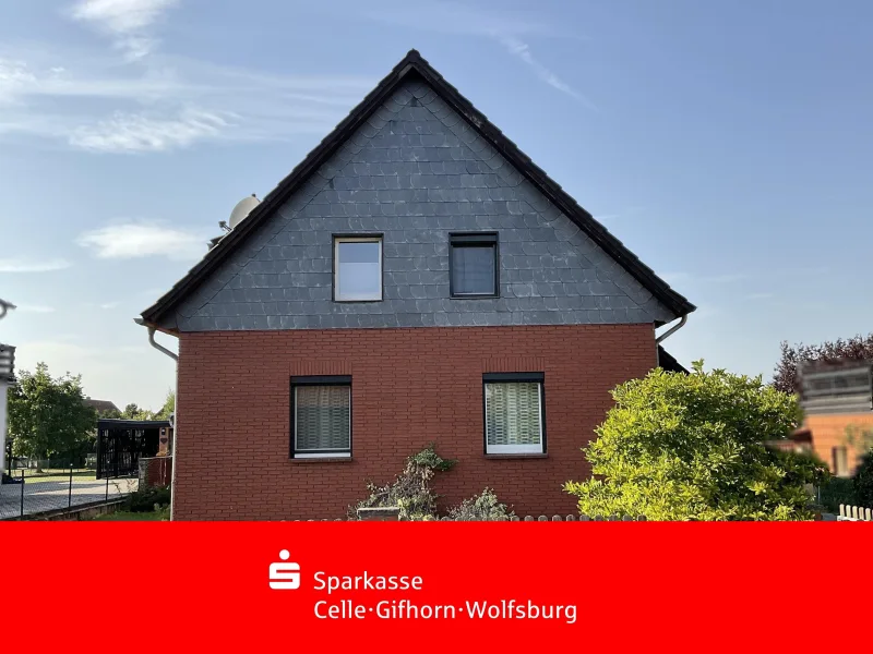 Straßenansicht  - Haus kaufen in Querenhorst - Alle Wünsche werden wahr - modernisiertes EFH mit Nebengebäude und Schwimmteich in Querenhorst