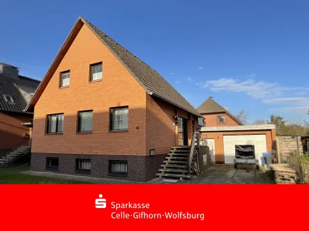 Vorderansicht mit Garage - Haus kaufen in Gifhorn - Einfamilienwohnhaus mit Garage in ruhiger Stadtlage in Gifhorn