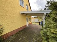 Seitenansicht mit Carport / Zufahrt zu der Garage