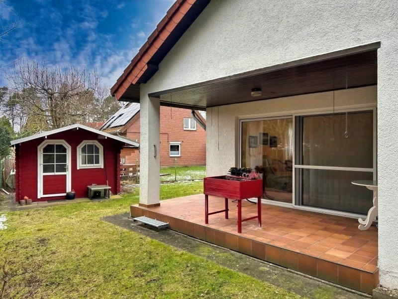 Überdachte Terrasse mit Gartenhaus