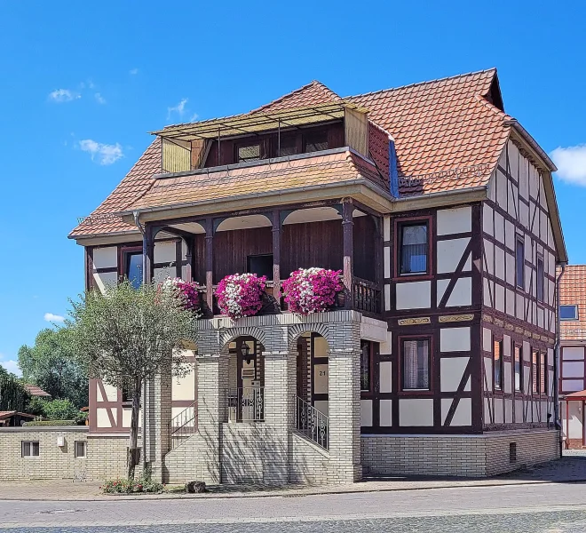 Frontansicht - Haus kaufen in Seeburg - Wohn- und Geschäftshaus mit Garagen und Stellplätzen in Seeburg