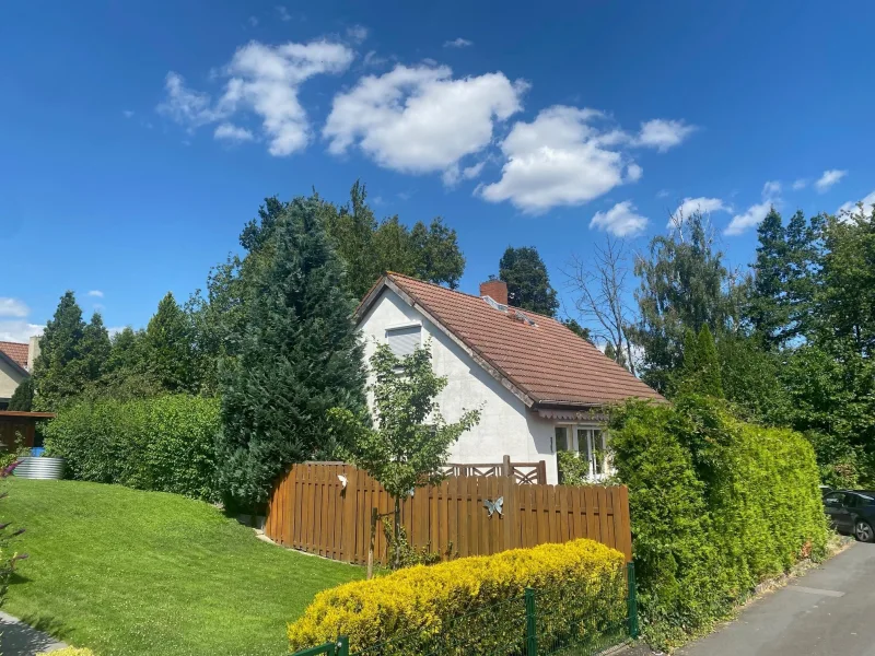 Außenfoto - Haus kaufen in Bovenden - Gepflegtes Einfamilienhaus in Lenglern mit Einliegerwohnung - Erbbaurechtsgrundstück