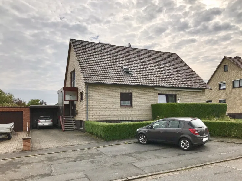 Frontansicht - Haus kaufen in Seulingen - Zweifamilienhaus mit Garage in Seulingen