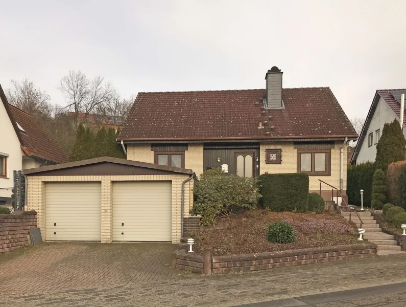 Frontansicht - Haus kaufen in Ebergötzen - Bungalow mit drei bis vier Garagenplätzen in Ebergötzen