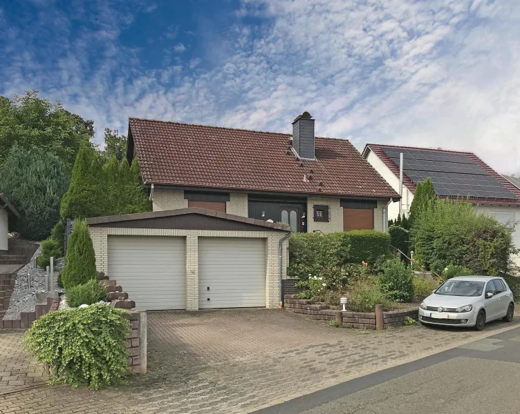 Straßenansicht - Haus kaufen in Ebergötzen - Bungalow mit drei bis vier Garagenplätzen in Ebergötzen