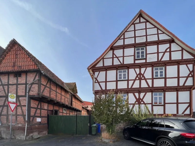 Außenansicht II - Haus kaufen in Gleichen - Imposantes Fachwerkhaus in Sattenhausen, Gemeinde Gleichen, frei und sofort verfügbar