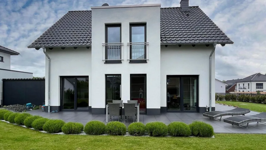moderne, massive Bauweise - Haus kaufen in Dransfeld - Junges Architektenhaus, KFW 55, in bevorzugter Lage in Göttingen/Dransfeld