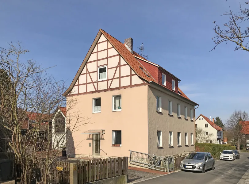 Straßenansicht - Haus kaufen in Göttingen - Mehrfamilienhaus zur Kapitalanlage in Göttingen - Holtensen