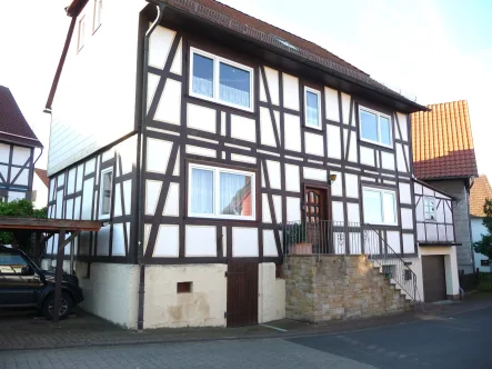 Ansicht - Haus kaufen in Staufenberg - Fachwerkhaus, freistehend, vor den Toren der Stadt Kassel inklusive Garage und Carport