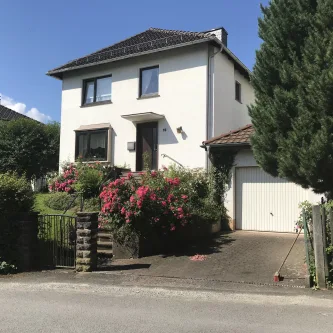 Ansicht - Haus kaufen in Hann. Münden - Einfamilienhaus in Hann. Münden mit Keller und Garage, massiv erstellt, frei und sofort verfügbar