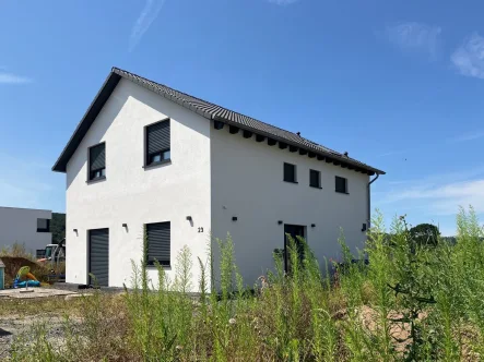 Hauseingangsseite - Haus kaufen in Hann. Münden - Junges Architektenhaus, KFW 55, im Neubaugebiet in Gimte, frei und sofort beziehbar