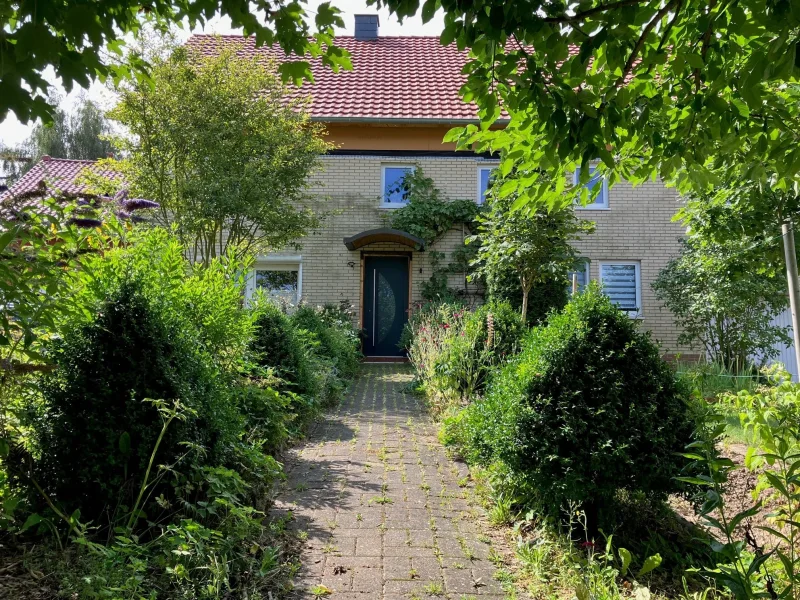 Blick von der Straße - Haus kaufen in Niemetal - Großzügiges Anwesen mit Fachwerkcharme im Niemetal, OT Varlosen, freiwerdend