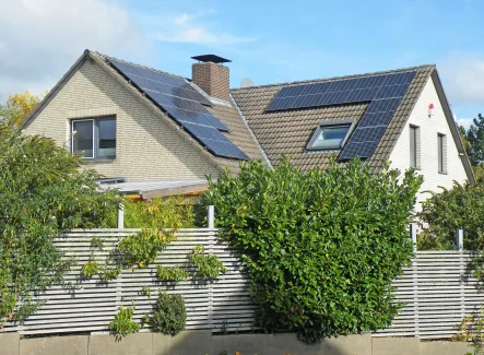 Seitenansicht - Haus kaufen in Göttingen - Modernes familienfreundliches Einfamilienhaus Am Winterberg