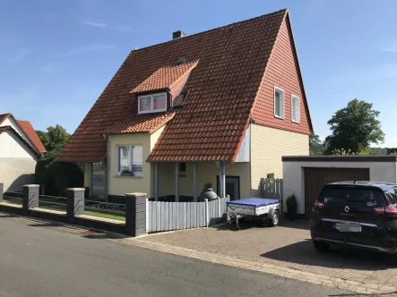 Fronatansicht - Haus kaufen in Hardegsen - Modernisiertes Einfamilienhaus mit großem Grundstück in Hettensen