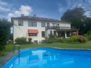 Haus von hinten mit Pool