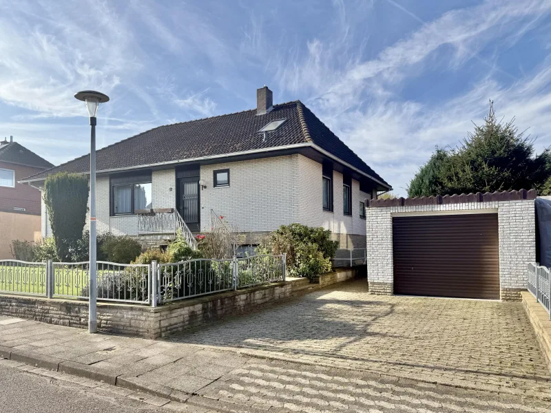 Blick von der Straße  - Haus kaufen in Nörten-Hardenberg - Bungalow mit ausgebautem Dachgeschoss (zusätzlich zur Wohnfläche) in Lütgenrode