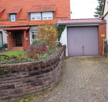 Aussenansicht - Haus kaufen in Hann. Münden - Sanierungsbedürftige Doppelhaushälfte  mit Garage in Hann. Münden, frei und sofort verfügbar