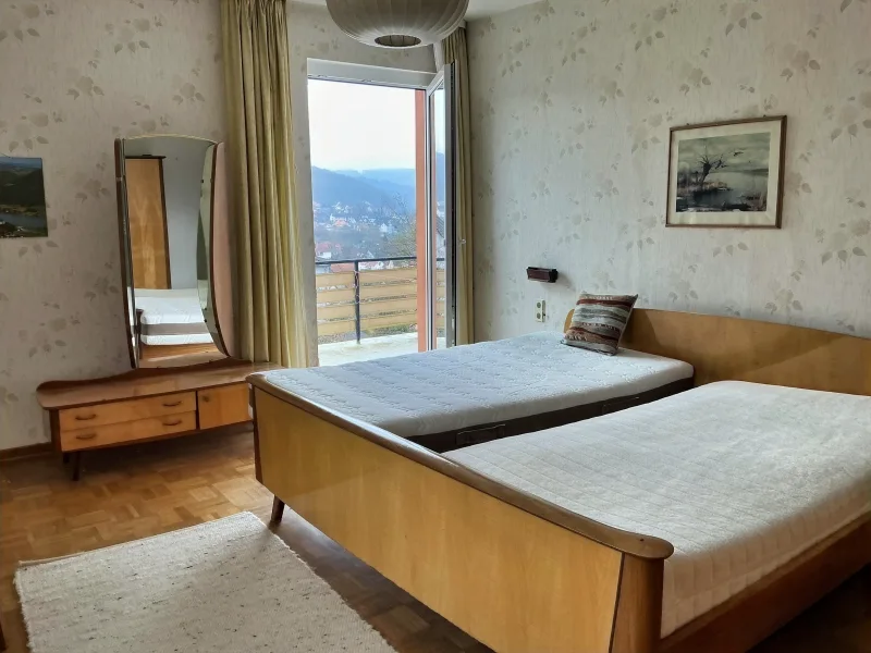 Schlafzimmer mit Zugang Balkon