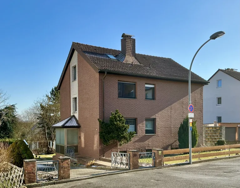 Straßenansicht - Haus kaufen in Göttingen - Zweifamilienhaus mit zwei Stellplätzen in Groß Ellershausen