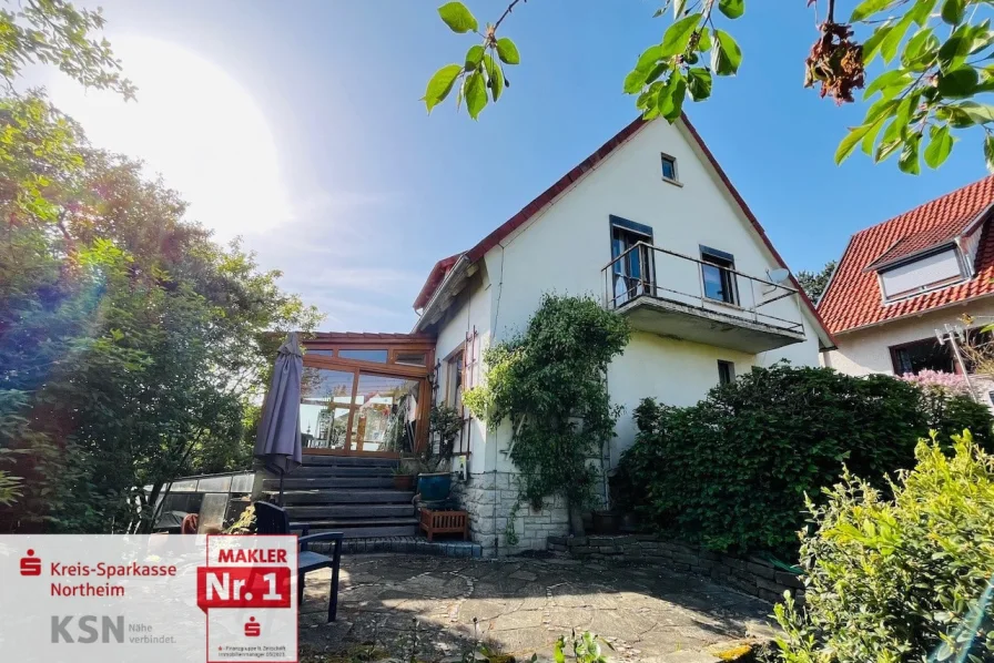 Rückansicht mit Wintergarten und Terrasse - Haus kaufen in Northeim - Einfamilienhaus mit traumhaftem Ausblick über Northeim!