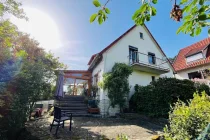 Rückansicht mit Wintergarten und Terrasse