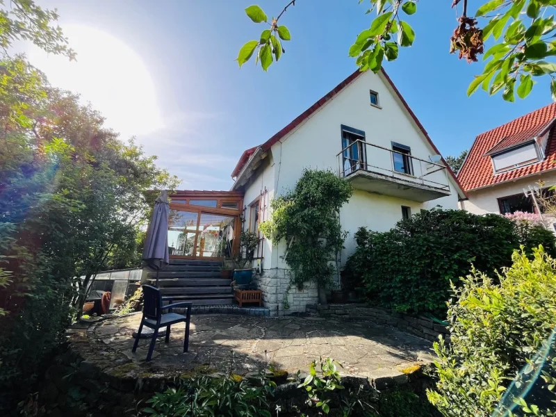 Rückansicht mit Wintergarten und Terrasse