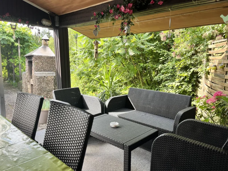 Freisitz mit Blick in den Garten