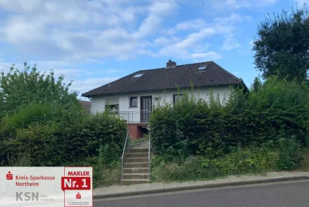 Vorderansicht mit Eingangsbereich - Haus kaufen in Northeim - Einfamilienwohnhaus auf tollem Eigentumsgrundstück in Höckelheim bei Northeim!