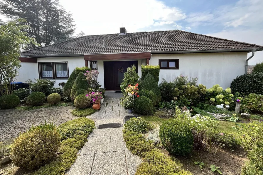 Vorderansicht - Haus kaufen in Northeim - Charmantes Fertighaus aus 1972 - Klassiker mit Potenzial!