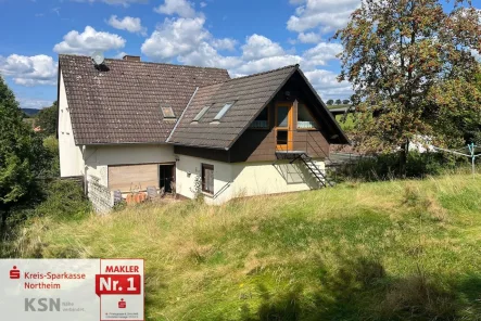 Rückansicht mit Garten - Haus kaufen in Uslar - Einfamilienwohnhaus mit schönem Garten in idyllischer Lage!