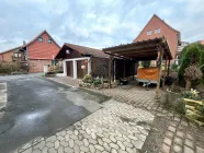 Hof mit Doppelgarage und Carport 