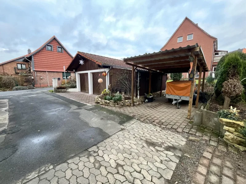 Hof mit Doppelgarage und Carport 