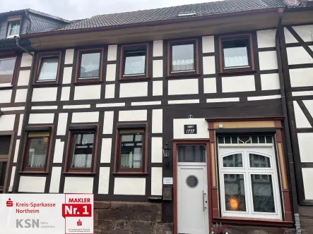 Frontansicht - Haus kaufen in Dassel - Charmantes Fachwerkhaus im Herzen von Dassel