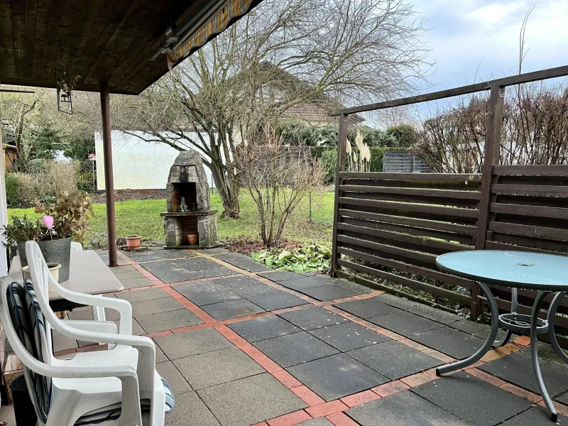 Terrasse mit Blick in den Garten