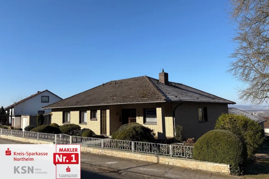 Vorder- und Seitenansicht - Haus kaufen in Northeim - Leben am Waldrand in traumhafter Lage von Northeim!