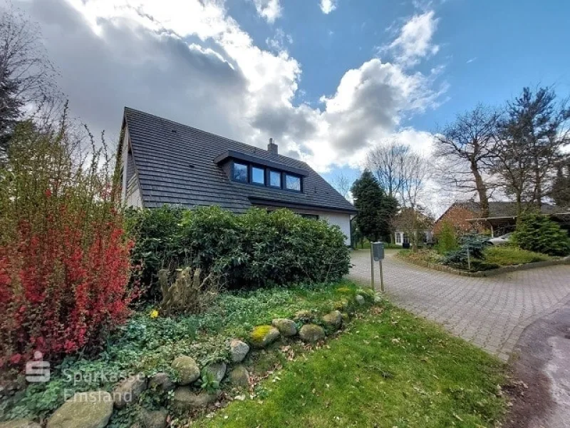 Vorderansicht - Haus kaufen in Meppen - Charmantes Zuhause mit liebevoll angelegtem GartenEinfamilienhaus mit ELW in Meppen