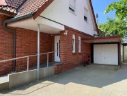 Eingangsbereich und Garage