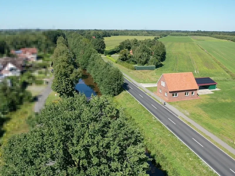 Seitenansicht mit Carport