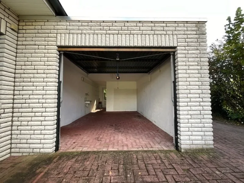 Garage mit Geräteraum