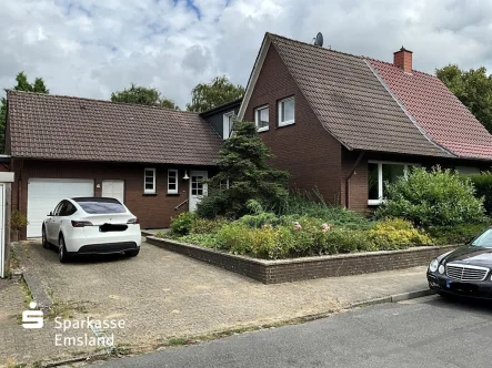 Straßenansicht - Haus kaufen in Meppen - Familienidylle in zentraler LageGepflegte Doppelhaushälfte in Meppen-Esterfeld