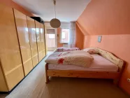 Schlafzimmer mit Zugang zum Balkon