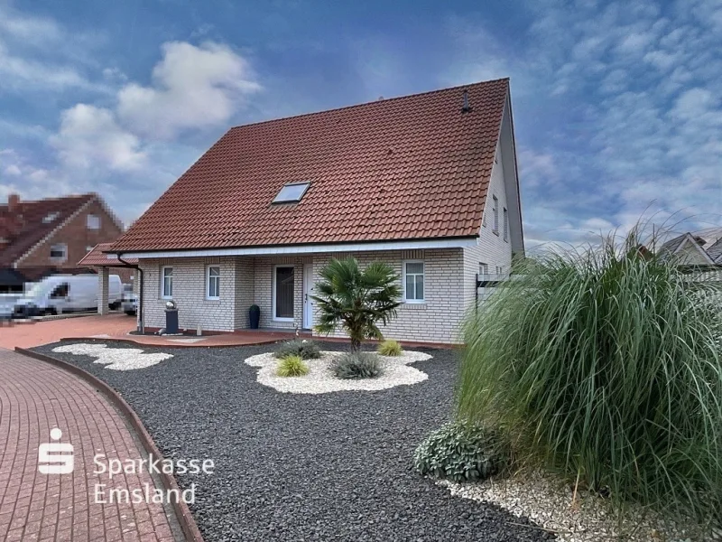 Straßenansicht - Haus kaufen in Dörpen - Stilvolles Zuhause mit Garten und modernem Wohnkomfort