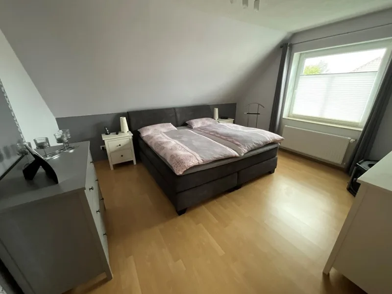 Schlafzimmer DG